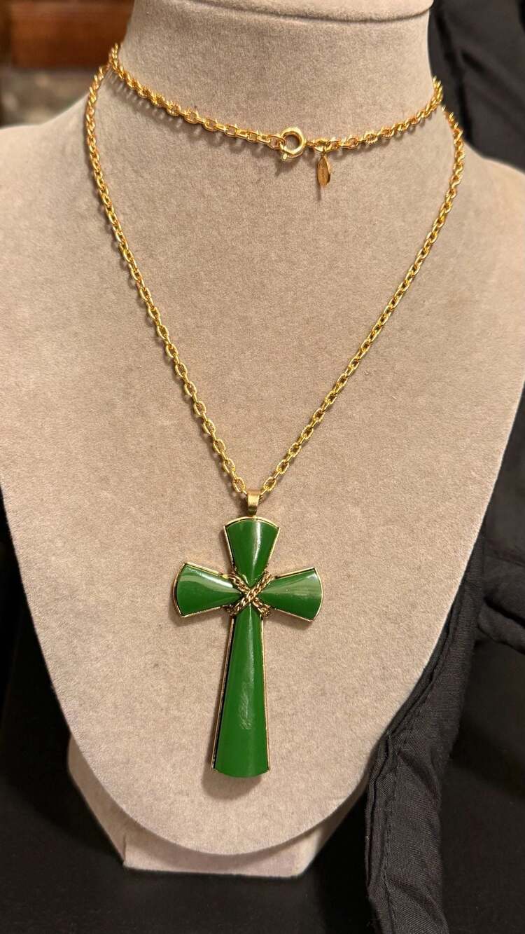 Vintage Avon Juliet Green Enamel Cross Pendant Necklace